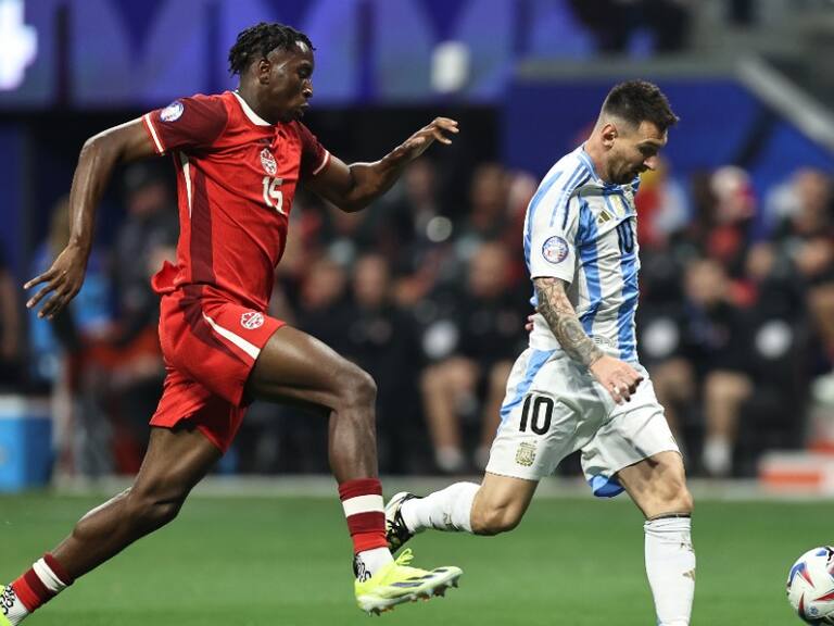 Moise Bombito y Lionel Messi | Getty Images