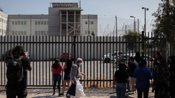 Muerte de interna en cárcel San Miguel: Familiares de reclusas denuncian que mujer murió en el penal y no en el Hospital Barros Luco