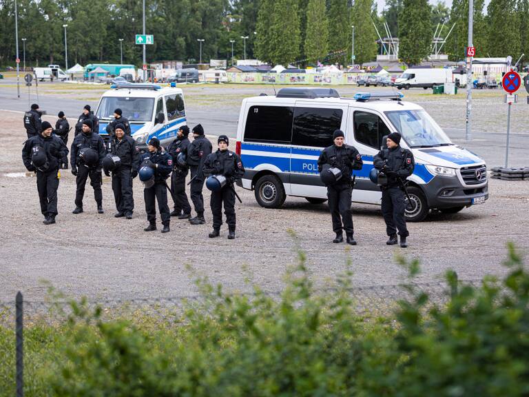 Policías de Alemania se preparan para una protesta de la ultraderecha