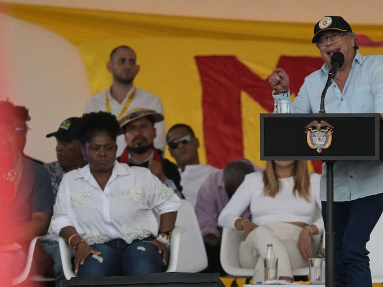 El presidente de Colombia, Gustavo Petro, da un discurso durante la conmemoración de una &quot;Minga&quot; que convocan los pueblos originarios.