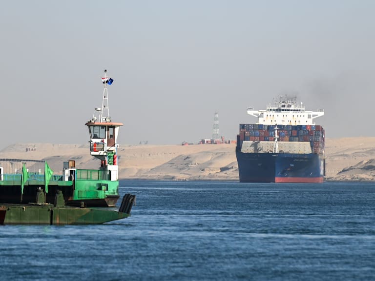 Carguero avanza por el Mar Rojo para llegar al Canal de Suez, zona donde los hutíes atacan barcos en respuesta a los bombardeos de Israel contra Gaza.