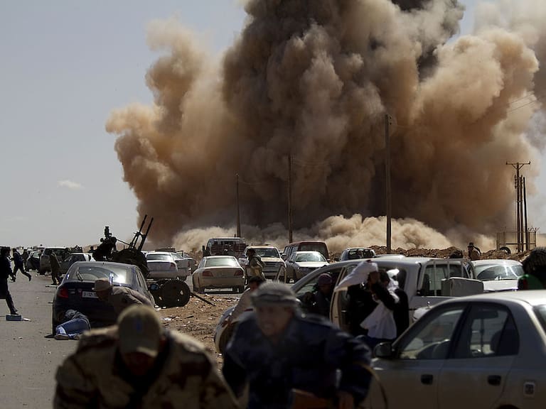 Un avión de combate lanza un misil que impacta cerca de combatientes rebeldes en Libia durante la crisis en 2011.