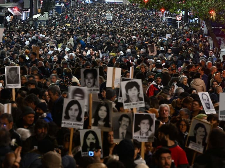 Manifestación por las víctimas de la dictadura en Montevideo de Uruguay