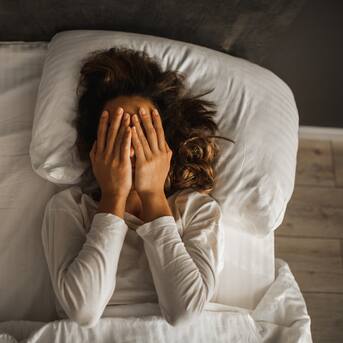 Si te vas a dormir antes de esta hora podrías evitar más de algún problema de salud mental, según expertos