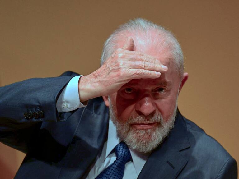 El presidente de Brasil, Luiz Inácio Lula da Silva, busca a alguien en un evento de la empresa Petrobras efectuado en la ciudad de Río de Janeiro.