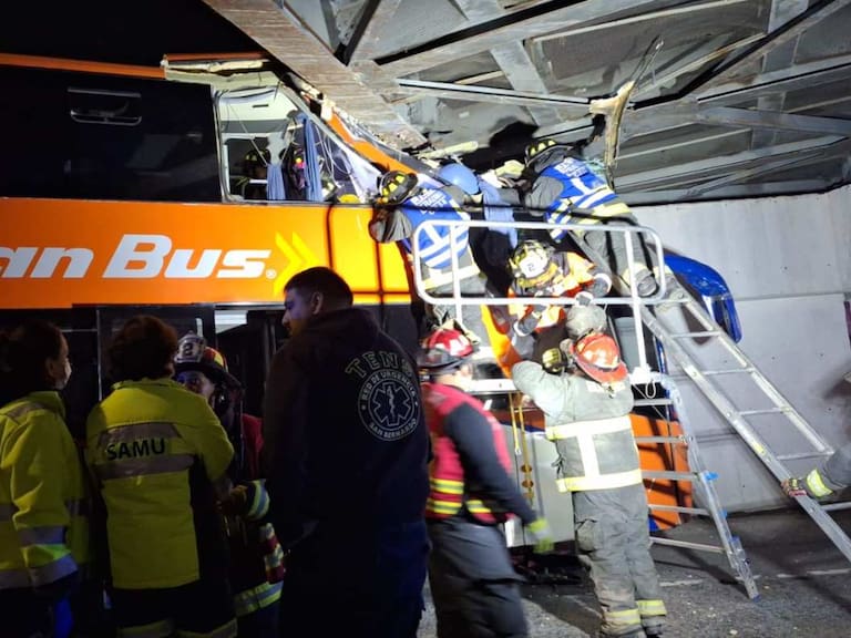 Registran accidente en San Bernardo: bus de dos pisos colisiona contra paso bajo nivel