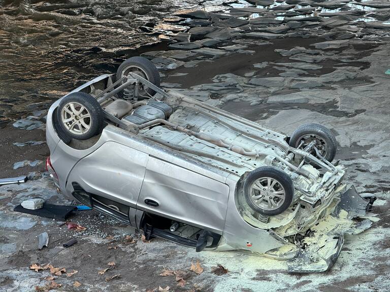 Conductor iba en estado de ebriedad: auto termina volcado al interior del Río Mapocho en Recoleta