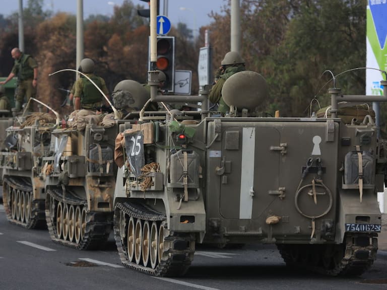 Tanques de Israel avanzan hacia la Franja de Gaza para un ataque terrestre