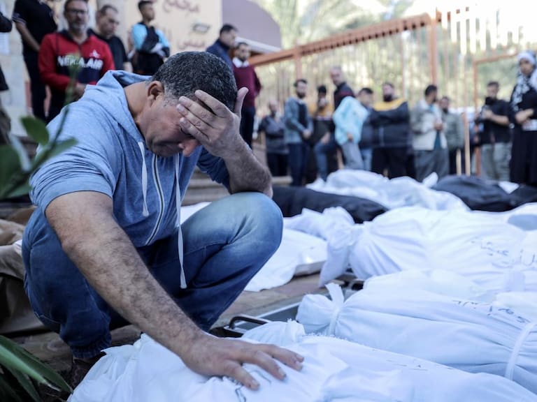 Palestinos lloran ante los muertos que dejan los ataques de Israel en Gaza
