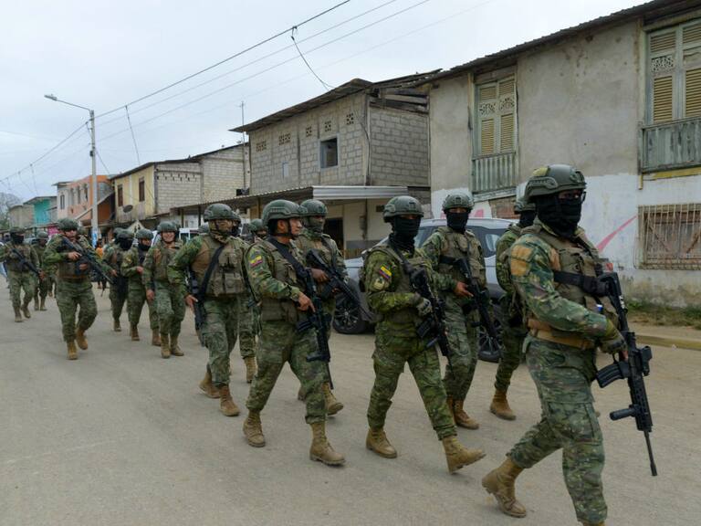 Policía militar se despliega en las calles de la ciudad de Santa Elena en Ecuador.