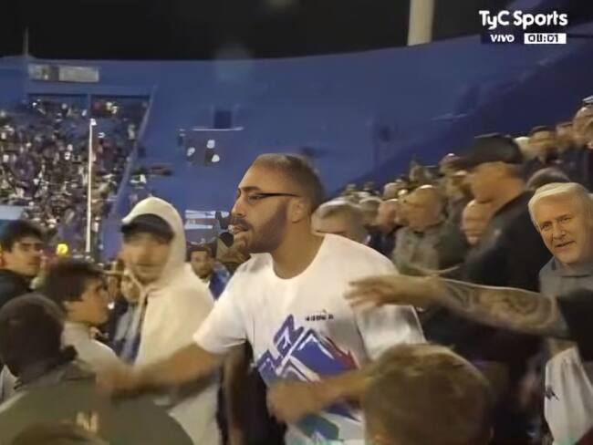 Hijo de Gustavo Quinteros se enfrasca en pelea con hinchas de Vélez Sarsfield en plena tribuna