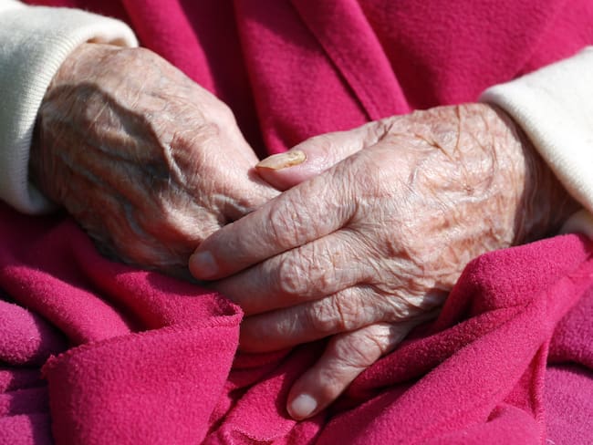 Adulta mayor de 102 años con Alzheimer podría ir a la cárcel por no votar en plebiscitos