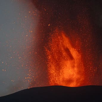 Italia: volcán Etna intensifica su erupción con explosiones de lava y una columna de humo de 5 kilómetros 