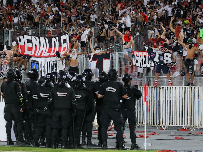 Cuatro detenidos en el Estadio Nacional fueron formalizados: quedaron en libertad y con prohibiciones