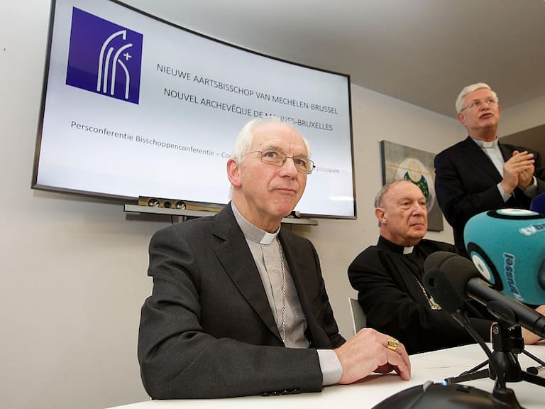 A la derecha el vocero de la Conferencia Episcopal de Bélgica, Tommy Scholtes, ante la prensa en 2015 por el escándalo del robo de miles de bebes.