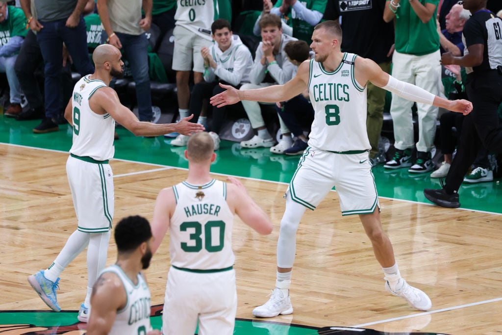 Los jugadores de Boston Celtics celebran el triunfo sobre Dallas Mavericks en el inicio de la serie final de la NBA.