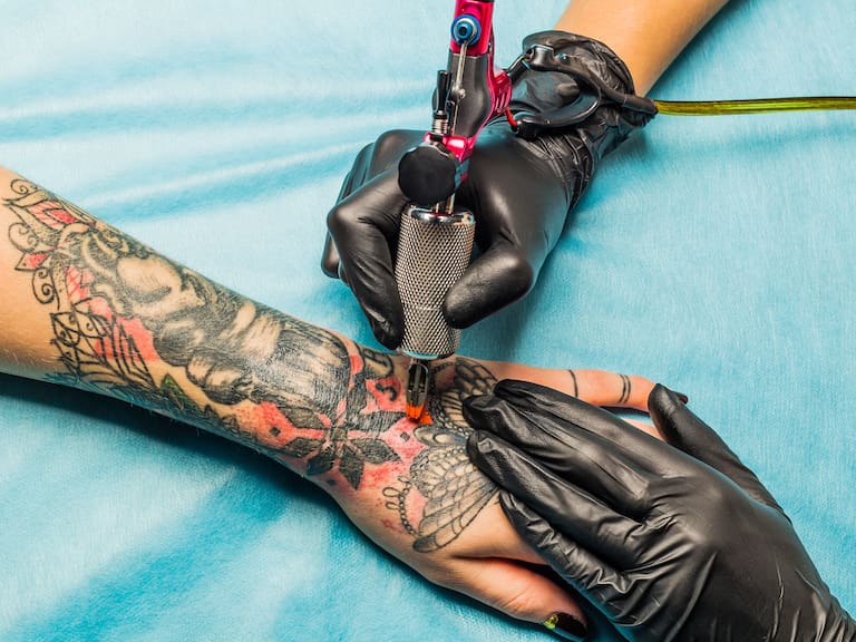 Este es el tipo de cáncer que podrían desarrollar quienes se hacen tatuajes, según un nuevo estudio