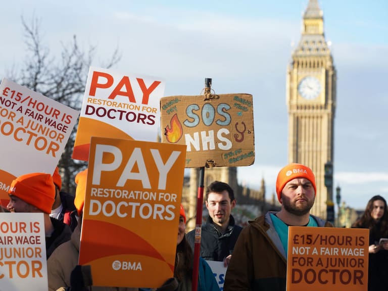 A las afueras del Hospital Saint Thomas en Londres se manifiestan los &quot;Junior Doctors&quot; en el inicio de su huelga de seis días en el Reino Unido.