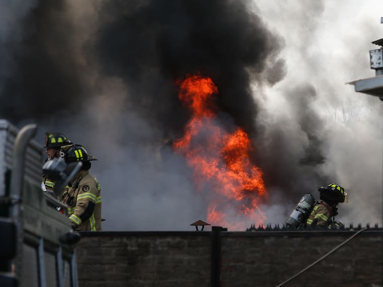 Adulto mayor resulta lesionado en incendio en cité de Independencia: bomberos trabaja en controlar propagación de la llamas