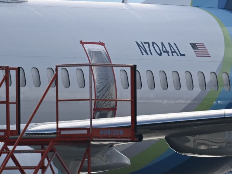 El avión Boeing 737 Max 9 de Alaska Airlines que perdió un panel en pleno vuelo y debió aterrizar de emergencia en Estados Unidos.