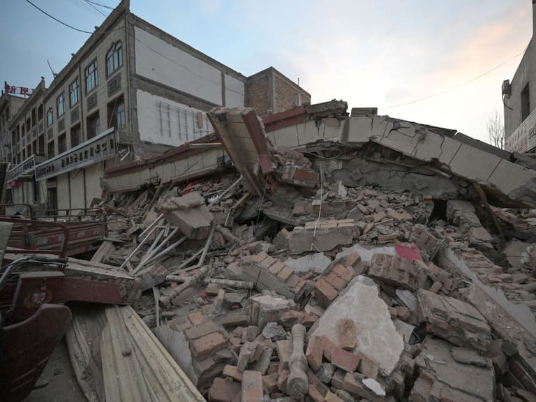 El terremoto de magnitud 6,2 reduce a un edificio en escombros en la ciudad de Dahejia, ubicada en la provincia de Gansu en China.