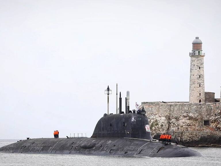 El submarino de capacidad nuclear Kazan de Rusia arriba a la zona costera de la ciudad de La Habana en Cuba.