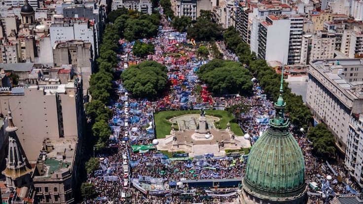 Argentina: Multitudinaria manifestación contra el proyecto de Javier Milei