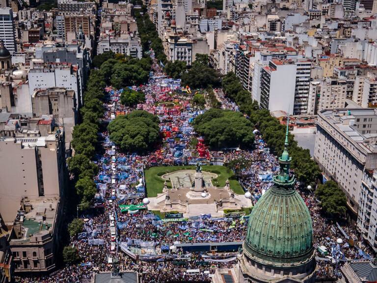 Una vista de la multitudinaria manifestación en Argentina contra las políticas que busca implementar el gobierno del ultraderechista Javier Milei.