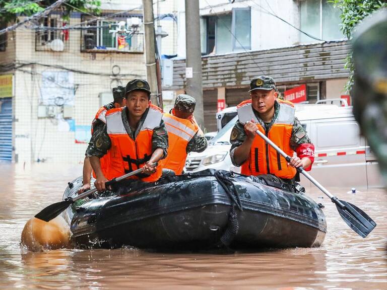 Policías y militares de China rescatan personas en Chongqing por las lluvias