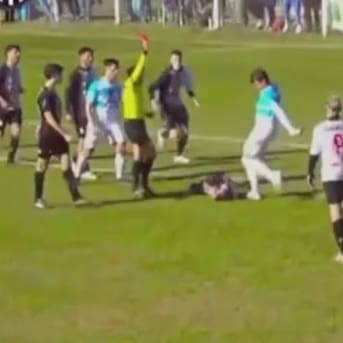 La brutal agresión que remece al fútbol argentino: jugador le pegó una patada en la cabeza a su rival