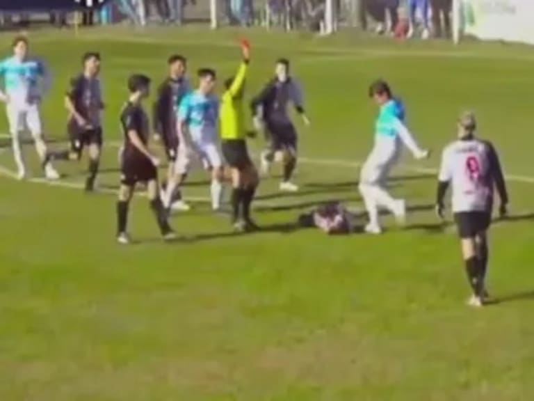 La brutal agresión que remece al fútbol argentino: jugador le pegó una patada en la cabeza a su rival