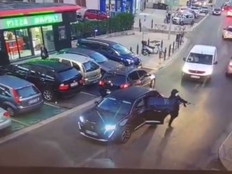 Hombre se baja de un auto y dispara contra tres personas en plena vía pública en Francia