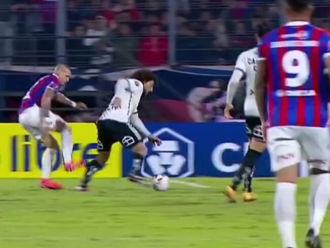 El temerario planchazo que recibió Maximiliano Falcón en el final del empate entre Colo Colo y Cerro Porteño