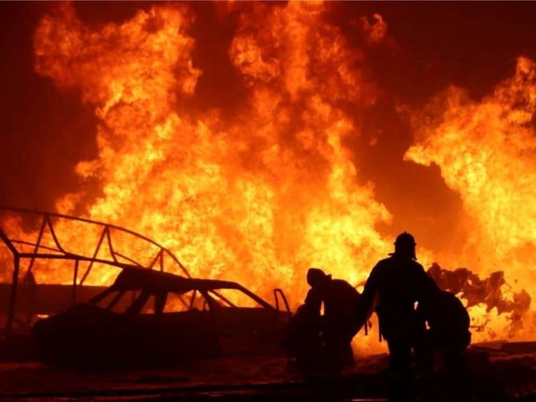 Personas escapan del fuego tras explosión en Dagestan de Rusia