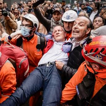 Diputados son hospitalizados tras recibir gas lacrimógeno en protesta contra reforma de Javier Milei
