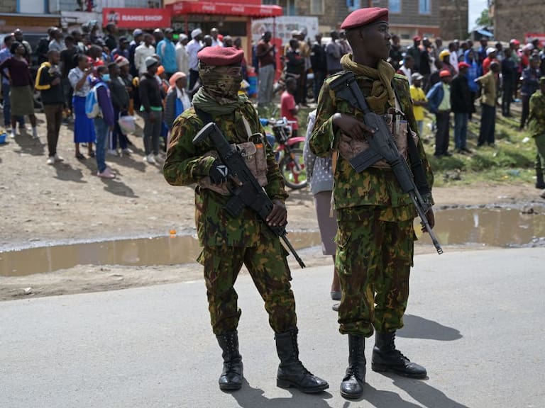 Dos policías armados con armas de combate custodian el hospital Mama Lucy Kibaki ubicado en la capital Nairobi.