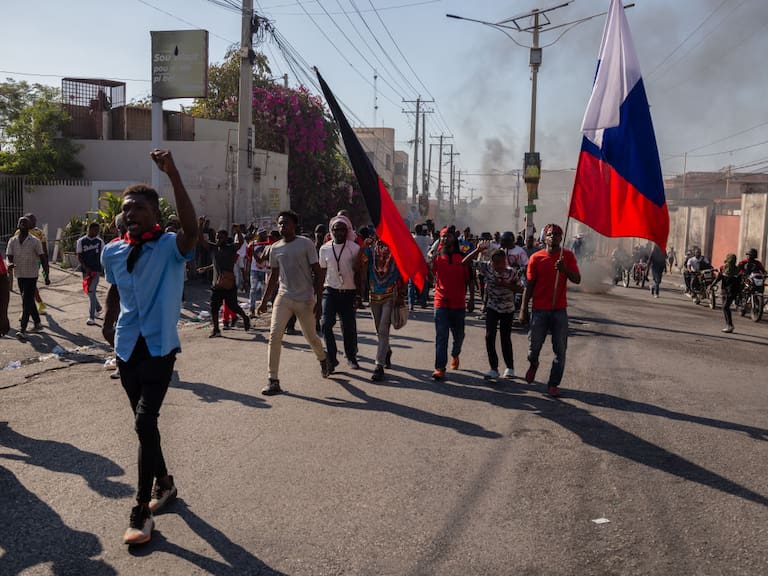 Una manifestación contra el gobierno de Haití en las calles de la ciudad de Puerto Príncipe, días antes del anticipo de renuncia del primer ministro Ariel Henry.