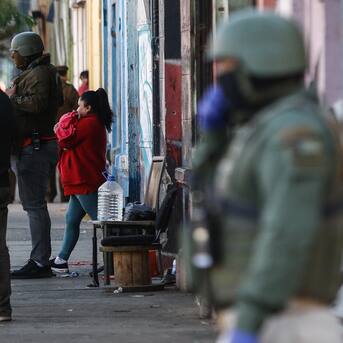 Desalojan inmueble N° 64 en Santiago: edificio estaba tomado por casi 70 personas y era usado para el comercio sexual irregular