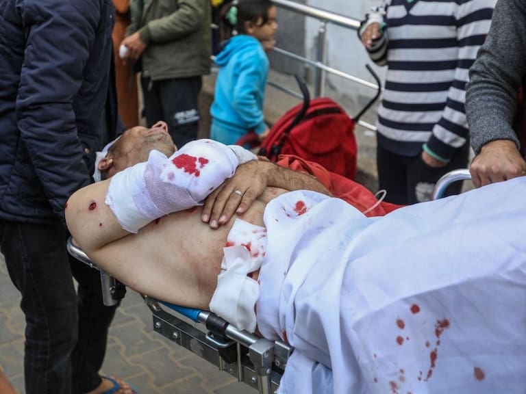 Un hombre herido es llevado a un hospital en la Franja de Gaza, luego de un nuevo ataque militar de Israel en contra del enclave palestino.