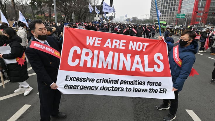 Gobierno de Corea del Sur busca suspender licencias de 7.000 médicos por estar en huelga