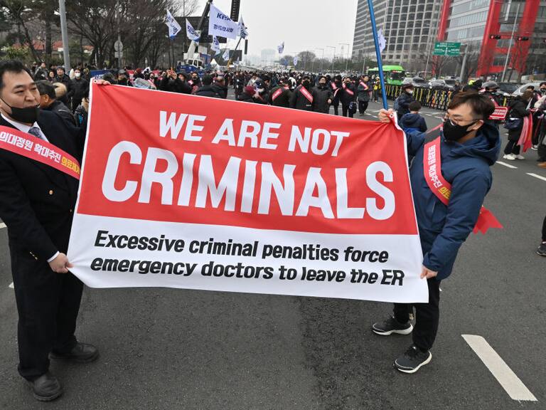 Los doctores en Corea del Sur rechazan las medidas del gobierno y los intentos de criminalizar la huelga que desarrollan hace semanas.