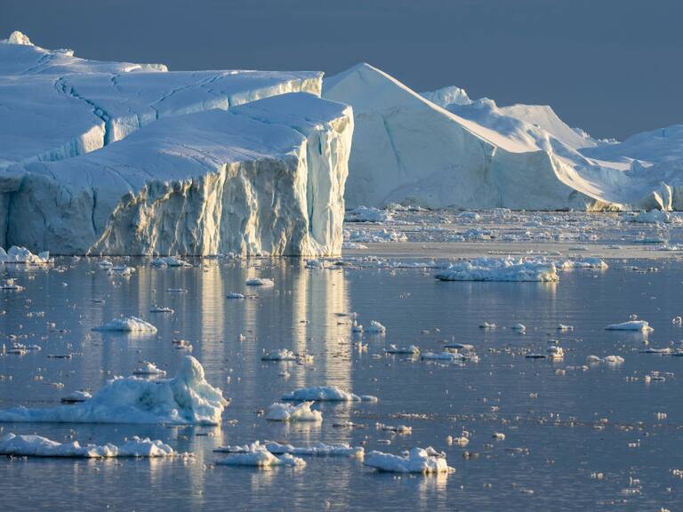 Bloque de hielo se derrite en el océano ante el calor que registra el Ártico