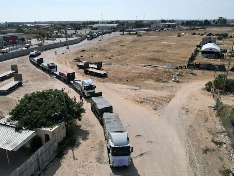 Los camiones con ayuda humanitaria llegan hasta la Franja de Gaza por Egipto