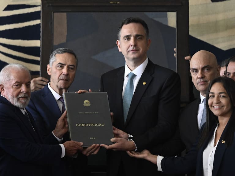 Los máximos representantes de los tres poderes del Estado de Brasil se reunieron para conmemorar la democracia a un año del intento golpista en Brasilia.