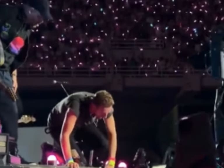 Accidente en concierto de Coldplay: fan cae al vacío tras intentar subir al escenario