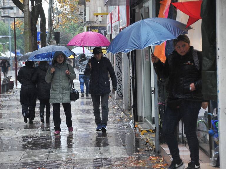Lluvia en Santiago: Meteoróloga Michelle Adam confirma cuándo terminarán las precipitaciones este jueves y cuántos milímetros de agua caerán