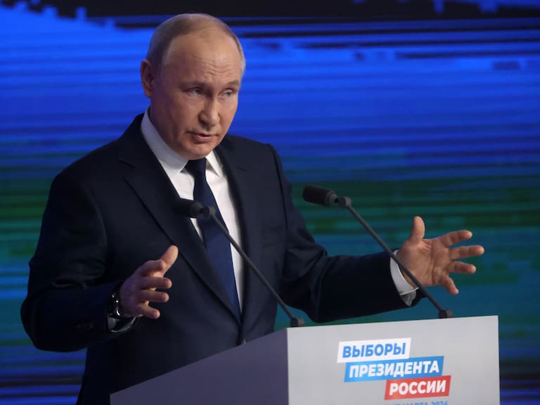 El presidente de la Federación de Rusia, Vladimir Putin, habla durante un evento en la ciudad de Moscú en apoyo a su nueva campaña electoral.