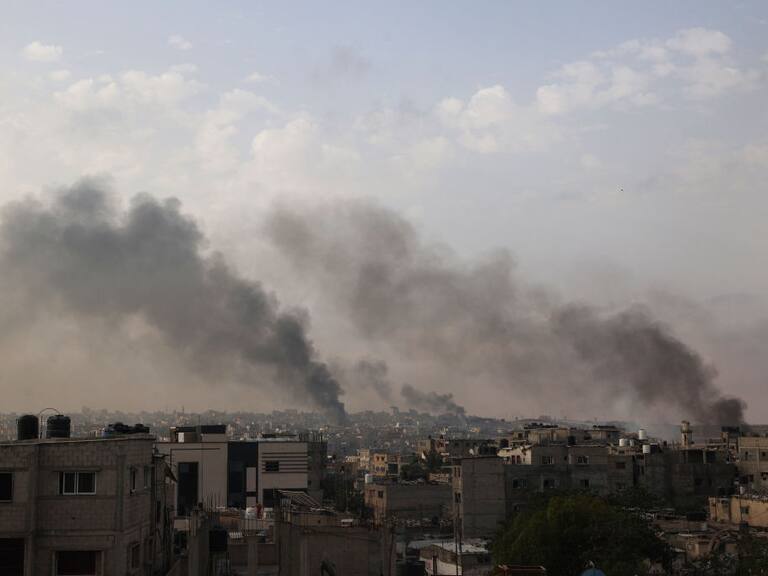 El humo se levanta sobre la Franja de Gaza por las bombas que lanza Israel sobre el enclave de Palestina.