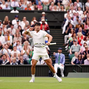 Carlos Alcaraz sufre un susto con Tiafoe, pero sigue en carrera por el título en Wimbledon