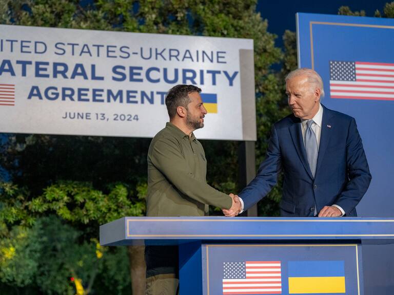 El presidente ucraniano Volodimir Zelenski y el mandatario estadounidense Joe Biden firman el pacto de seguridad bilateral.